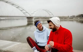 Zwei junge Menschen legen eine Joggingpause ein. 