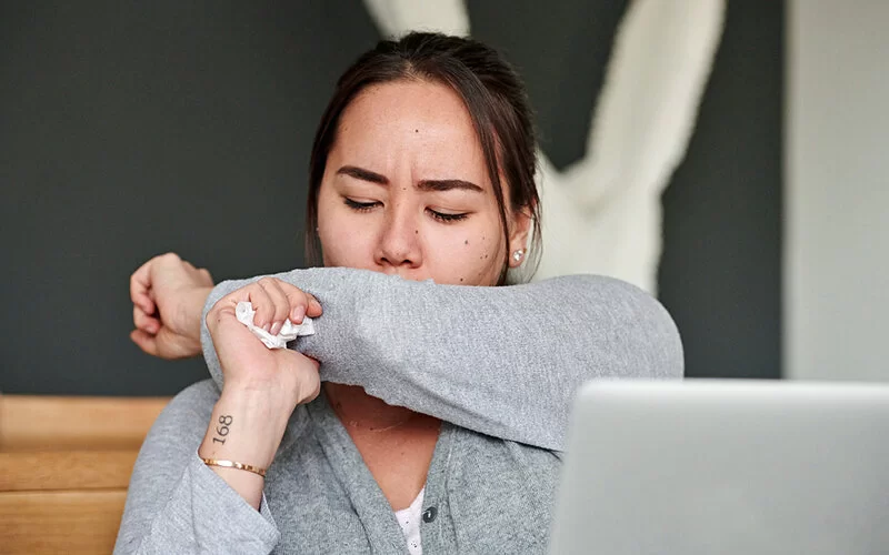 Trockener Husten ist meist das erste Symptom bei einer akuten Bronchitis.