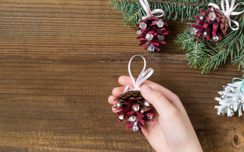 Selbst gemachter Weihnachtsbaumschmuck aus Tannenzapfen gefertigt.