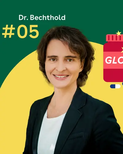 Dr. Angela Bechthold steht vor einem grünen Hintergrund. Rechts daneben ist eine rote Dose mit der Aufschrift 'GLOW' zu sehen, davor liegen mehrere blau-weiße Kapseln.