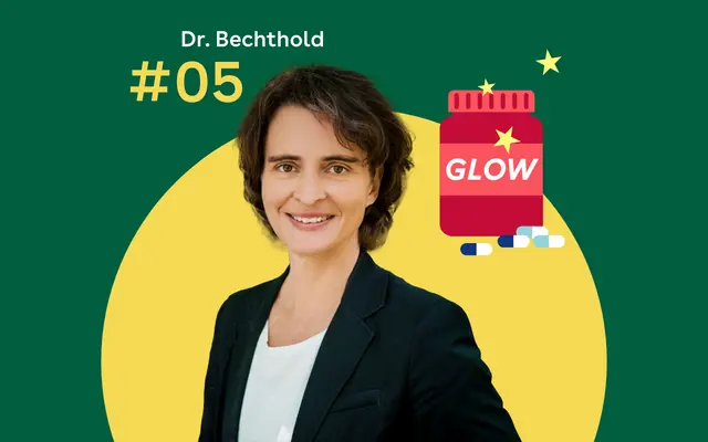 Dr. Angela Bechthold steht vor einem grünen Hintergrund. Rechts daneben ist eine rote Dose mit der Aufschrift 'GLOW' zu sehen, davor liegen mehrere blau-weiße Kapseln.