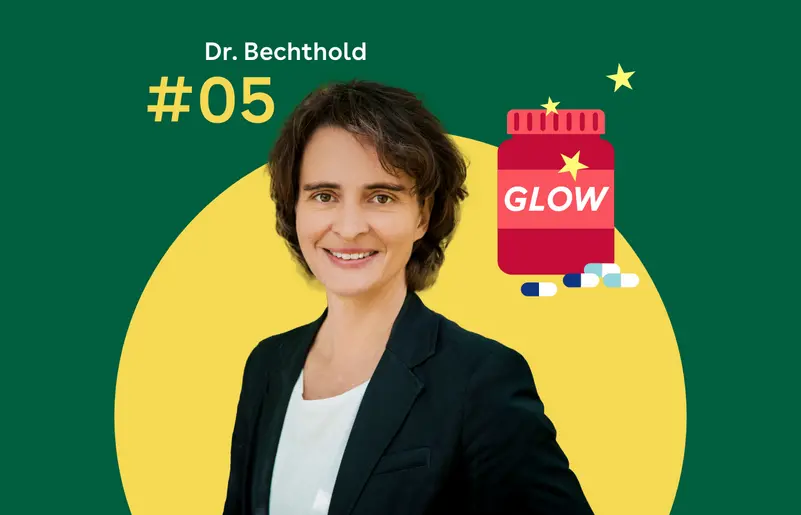 Dr. Angela Bechthold steht vor einem grünen Hintergrund. Rechts daneben ist eine rote Dose mit der Aufschrift 'GLOW' zu sehen, davor liegen mehrere blau-weiße Kapseln.