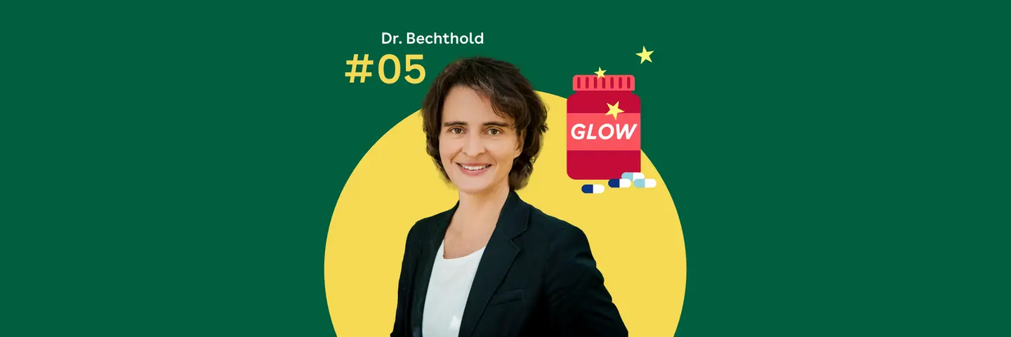 Dr. Angela Bechthold steht vor einem grünen Hintergrund. Rechts daneben ist eine rote Dose mit der Aufschrift 'GLOW' zu sehen, davor liegen mehrere blau-weiße Kapseln.