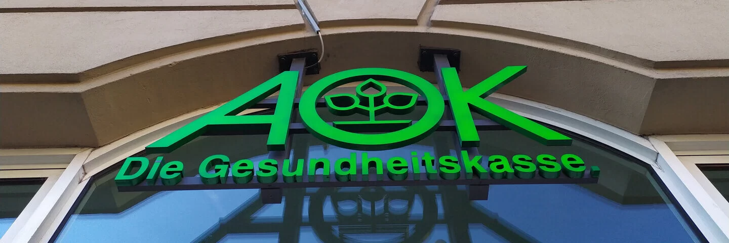 Das Logo der AOK befindet sich auf einem Gebäude. In jeder Geschäftsstelle erfahren Versicherte mehr zu Regelungen nach dem Brexit.