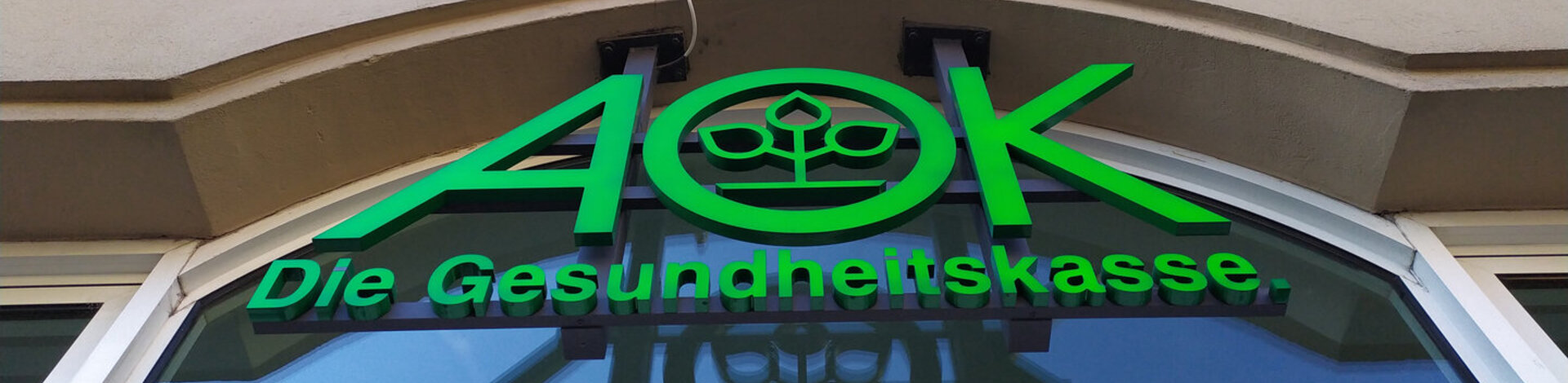 Das Logo der AOK befindet sich auf einem Gebäude. In jeder Geschäftsstelle erfahren Versicherte mehr zu Regelungen nach dem Brexit.