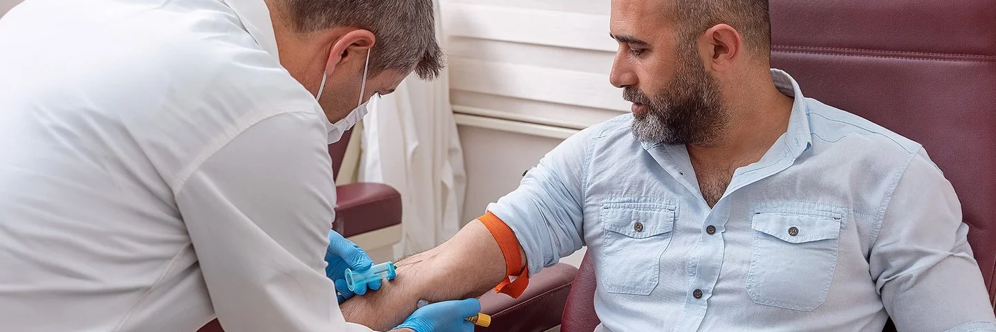 Ein Mann lässt sich Blut abnehmen, um zu untersuchen, ob er an einer Fettleber leidet.