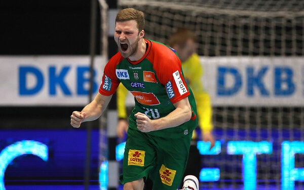 Handball Nationalspieler Philipp Weber freut sich über ein Tor.