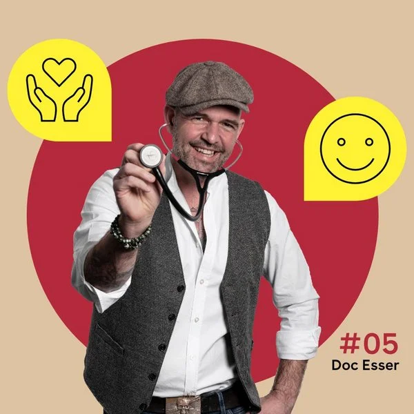 In der Mitte ist ein Foto von Doc Esser mit Schirmmütze und Stethoskop zu sehen. Illustrationen daneben zeigen zwei Hände, die ein Herz schützen und ein lachendes Gesicht.