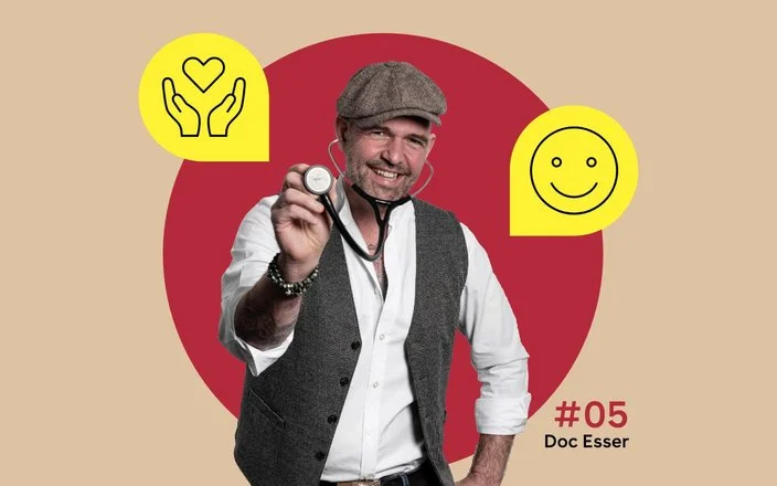 In der Mitte ist ein Foto von Doc Esser mit Schirmmütze und Stethoskop zu sehen. Illustrationen daneben zeigen zwei Hände, die ein Herz schützen und ein lachendes Gesicht.