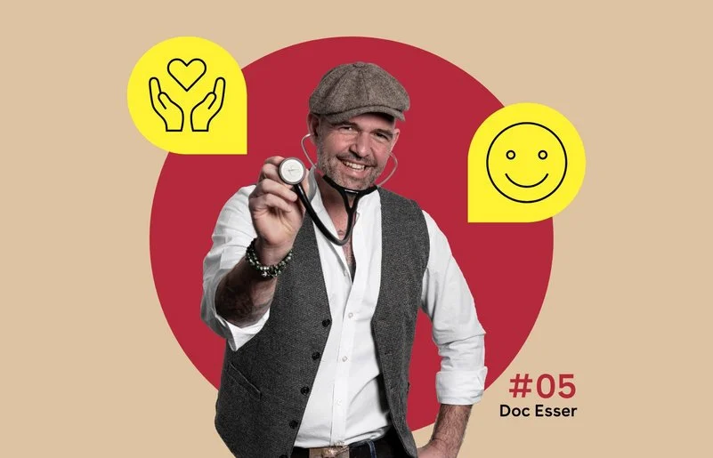 In der Mitte ist ein Foto von Doc Esser mit Schirmmütze und Stethoskop zu sehen. Illustrationen daneben zeigen zwei Hände, die ein Herz schützen und ein lachendes Gesicht.