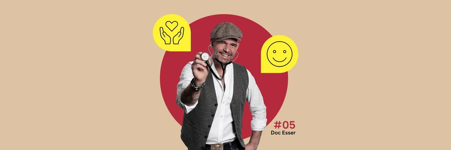 In der Mitte ist ein Foto von Doc Esser mit Schirmmütze und Stethoskop zu sehen. Illustrationen daneben zeigen zwei Hände, die ein Herz schützen und ein lachendes Gesicht.