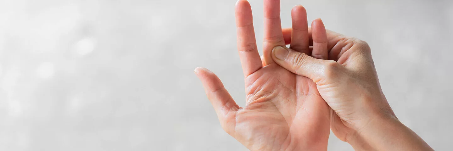 Hand mit erhobenem mittelfinger -Fotos und -Bildmaterial in hoher