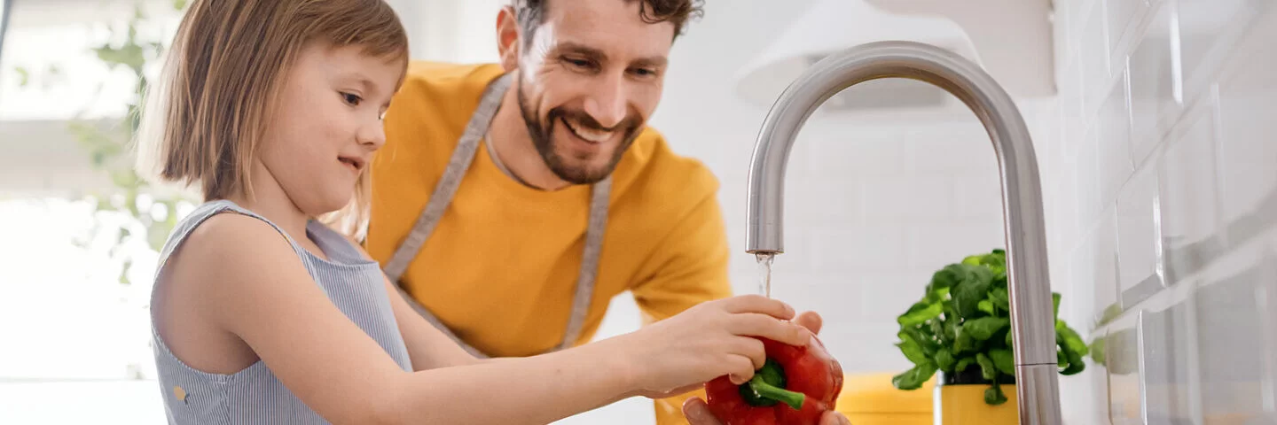 Vater kocht mit Tochter