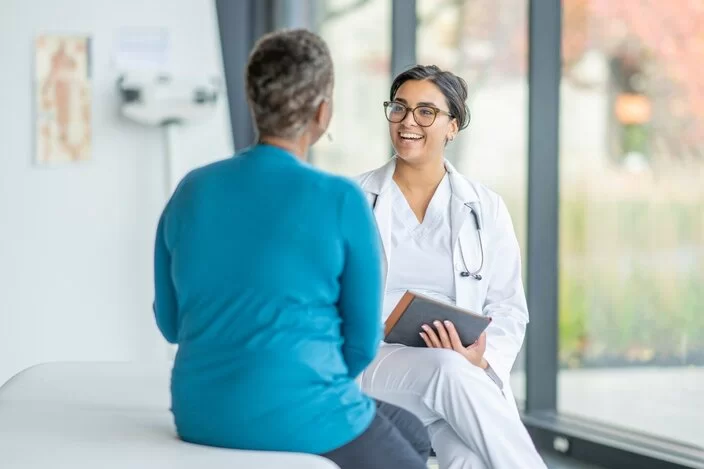 Eine Ärztin berät eine ältere Patientin