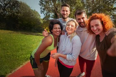 Eine Gruppe von Sportlern und Sportbegeisterten treffen sich im Freien um gemeinsam Sport zu machen..