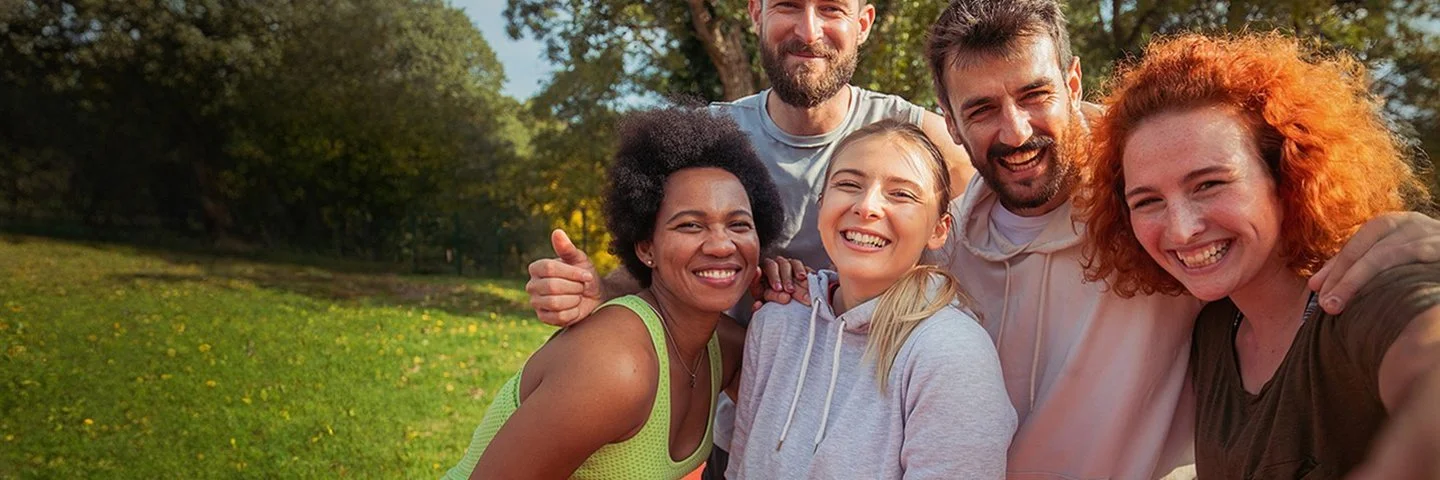 Eine Gruppe von Sportlern und Sportbegeisterten treffen sich im Freien um gemeinsam Sport zu machen..