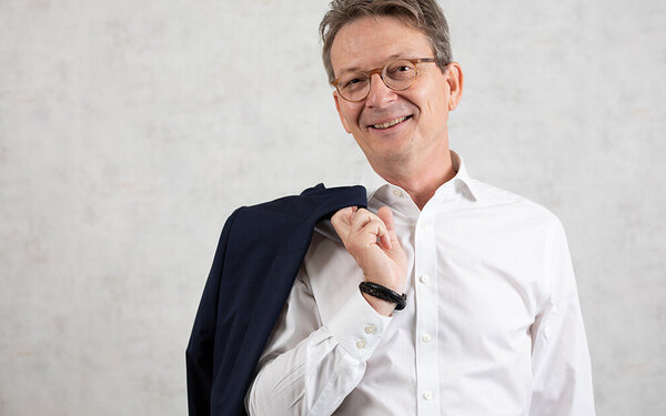 Porträt von Dr. Stefan Poppelreuter