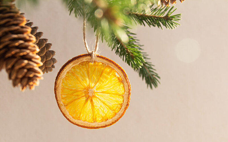 Getrocknete Orangenscheiben als selbst gemachte Weihnachtsdeko aus Naturmaterialien.