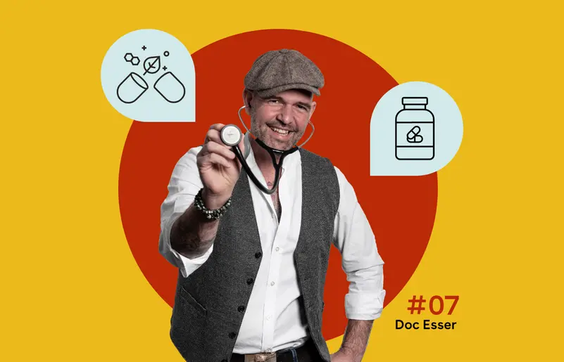In der Mitte ist ein Foto von Doc Esser mit Schirmmütze und Stethoskop zu sehen. Links und rechts sind hellblaue Piktogramme zu sehen: links Tabletten und Kapseln, rechts ein Nahrungsergänzungsmitteldose. Der Hintergrund ist gelb mit einem großen roten Kreis.