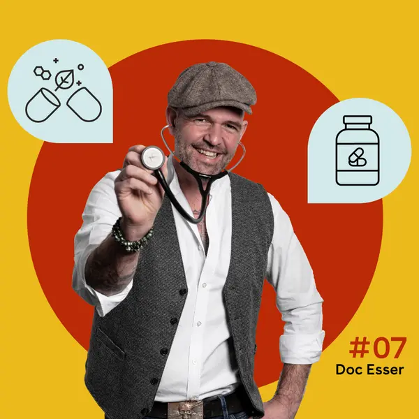 In der Mitte ist ein Foto von Doc Esser mit Schirmmütze und Stethoskop zu sehen. Links und rechts sind hellblaue Piktogramme zu sehen: links Tabletten und Kapseln, rechts ein Nahrungsergänzungsmitteldose. Der Hintergrund ist gelb mit einem großen roten Kreis.