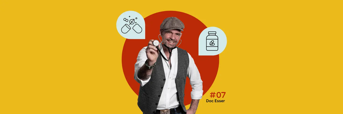 In der Mitte ist ein Foto von Doc Esser mit Schirmmütze und Stethoskop zu sehen. Links und rechts sind hellblaue Piktogramme zu sehen: links Tabletten und Kapseln, rechts ein Nahrungsergänzungsmitteldose. Der Hintergrund ist gelb mit einem großen roten Kreis.