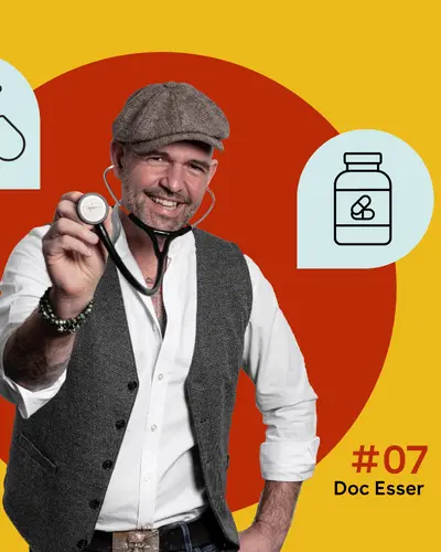 In der Mitte ist ein Foto von Doc Esser mit Schirmmütze und Stethoskop zu sehen. Links und rechts sind hellblaue Piktogramme zu sehen: links Tabletten und Kapseln, rechts ein Nahrungsergänzungsmitteldose. Der Hintergrund ist gelb mit einem großen roten Kreis.