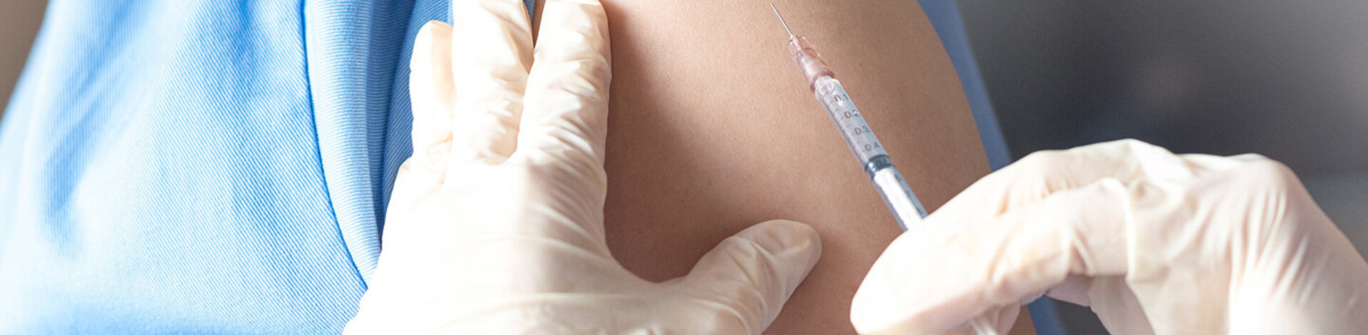 Eine junge Frau wird geimpft. Es gibt spezielle HPV-Impfstoffe, um das Risiko von Gebärmutterhalskrebs zu minimieren. 