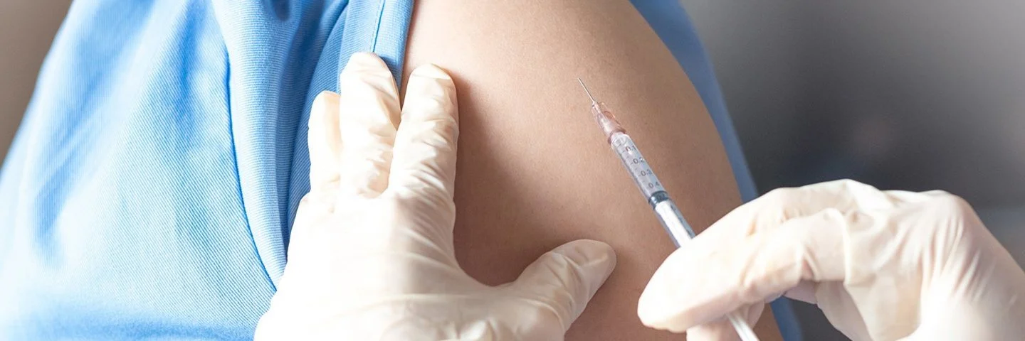 Eine junge Frau wird geimpft. Es gibt spezielle HPV-Impfstoffe, um das Risiko von Gebärmutterhalskrebs zu minimieren. 