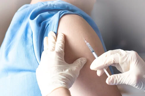 Eine junge Frau wird geimpft. Es gibt spezielle HPV-Impfstoffe, um das Risiko von Gebärmutterhalskrebs zu minimieren. 