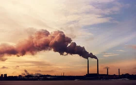 Große Fabriken haben negative Auswirkungen auf den Klimawandel