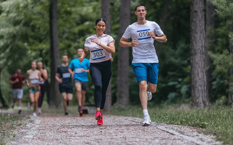 Läufer und Läuferinnen bei einem Marathon