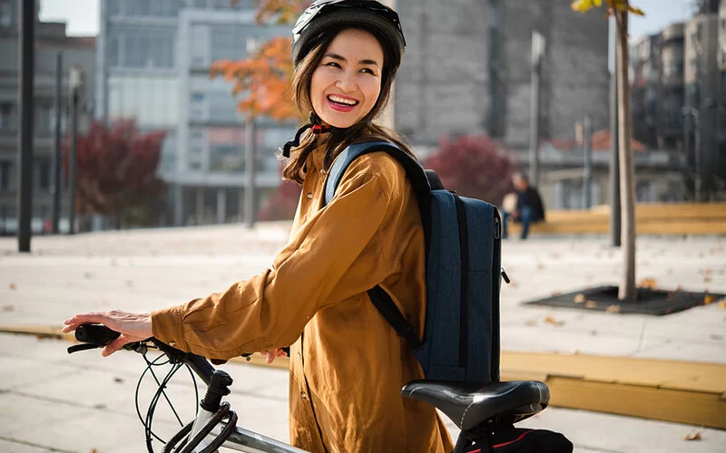 Eine Frau mit Asthma sitzt auf einem Fahrrad.