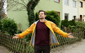 Junger Mann atmet frische Luft ein.
