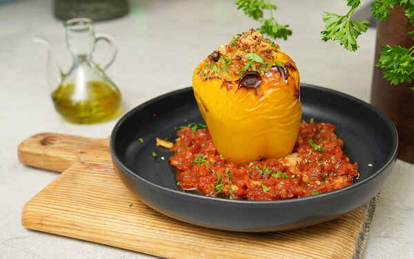 Mit Bulgur und Champignons gefüllte vegetarische Paprika von TV-Köchin Felicitas Then.