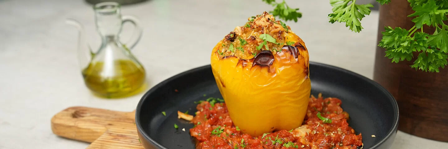 Mit Bulgur und Champignons gefüllte vegetarische Paprika von TV-Köchin Felicitas Then.