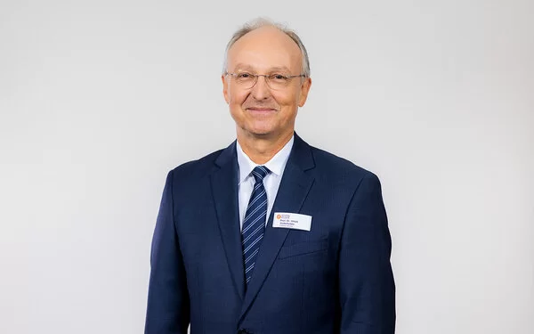 Porträt von Prof. Dr. Ulrich Voderholzer, Ärztlicher Direktor der Schön Klinik Roseneck sowie Chefarzt der Abteilung Psychosomatik und Psychotherapie.