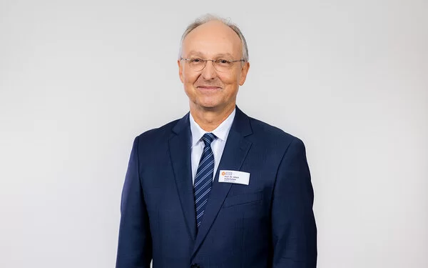 Porträt von Prof. Dr. Ulrich Voderholzer, Ärztlicher Direktor der Schön Klinik Roseneck sowie Chefarzt der Abteilung Psychosomatik und Psychotherapie.