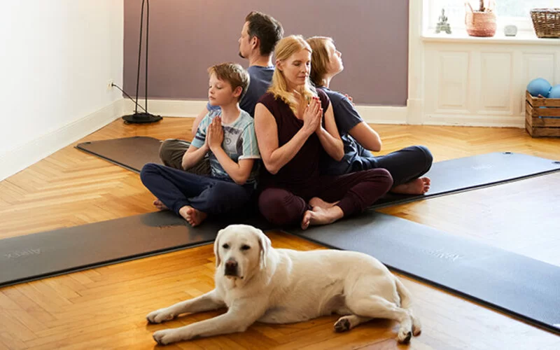 Familie Seidel macht zusammen Yoga. 