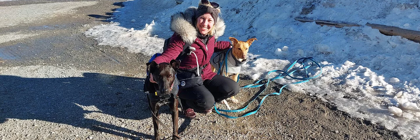 Stefanie Hess mit zwei Hunden auf dem Brocken.