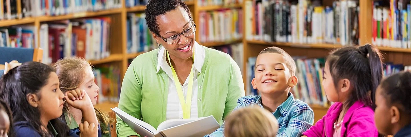 Anlässlich des Vorlesetags liest eine Grundschullehrerin ihrer Klasse vor.