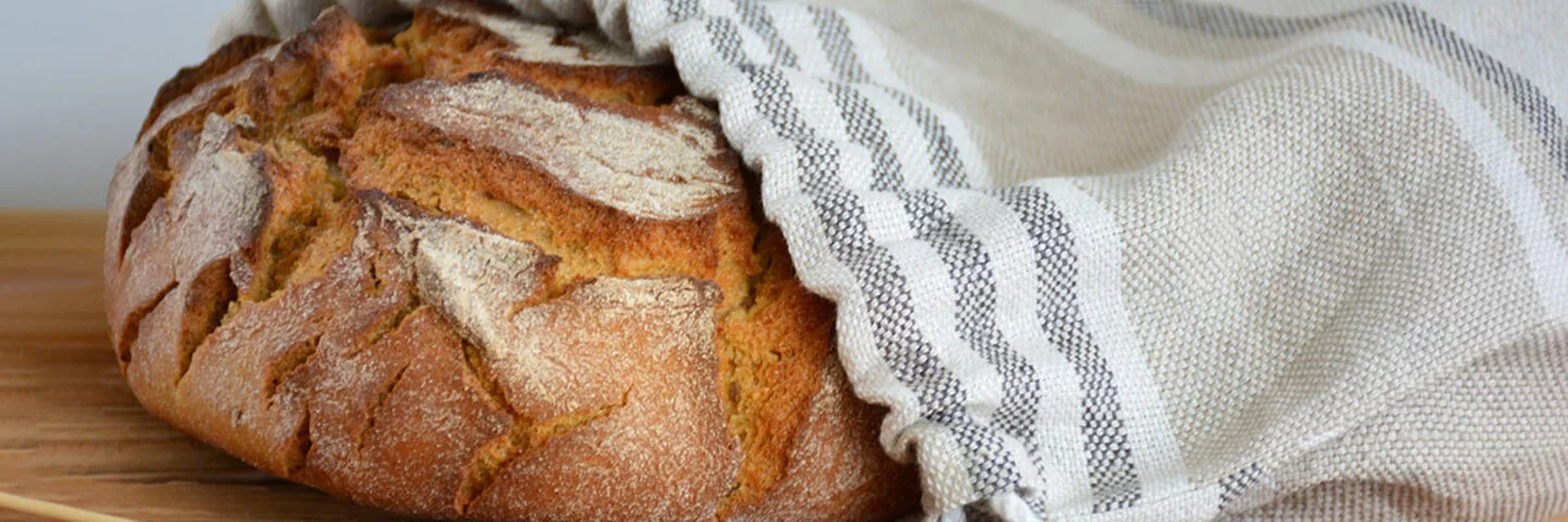 Der Brotlaib bleibt länger frisch, wenn man ihn in einem Brotbeutel aufbewahrt, die beste Lösung ist dies jedoch nicht.