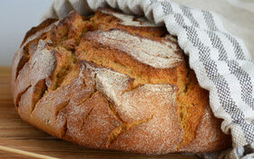 Der Brotlaib bleibt länger frisch, wenn man ihn in einem Brotbeutel aufbewahrt, die beste Lösung ist dies jedoch nicht.
