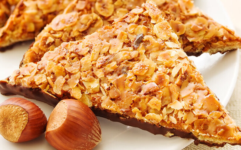 Nussecken nach Low-Carb-Rezept mit Schokoladenglasur auf einem weißen Teller.