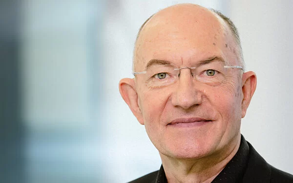Porträt von Prof. Dr. Hans-Werner Wahl, Psychologe, Seniorprofessor und Projektleiter am Netzwerk Alternsforschung der Universität Heidelberg.
