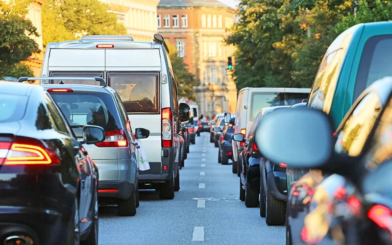 Straßenverkehr verursacht sehr viel Lärm und ist somit ein Gesundheitsrisiko.