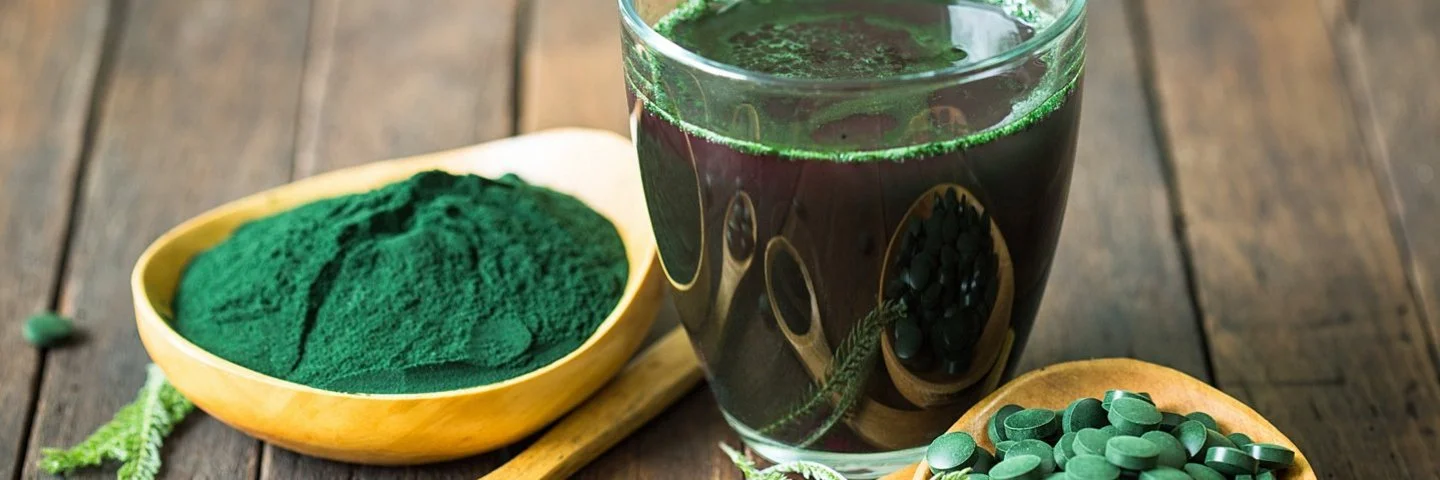 Auf einem Tisch stehen Spirulina-Algen-Produkte.