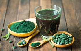 Auf einem Tisch stehen Spirulina-Algen-Produkte.
