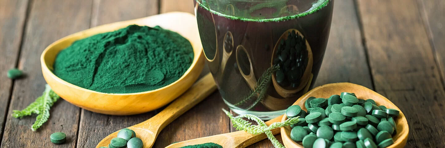 Auf einem Tisch stehen Spirulina-Algen-Produkte.