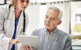 Ein Mann geht zur Männervorsorge zum Doktor