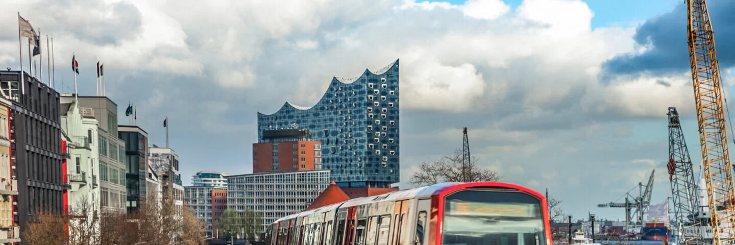 U-Bahn in Hamburg übergrundverkehrt